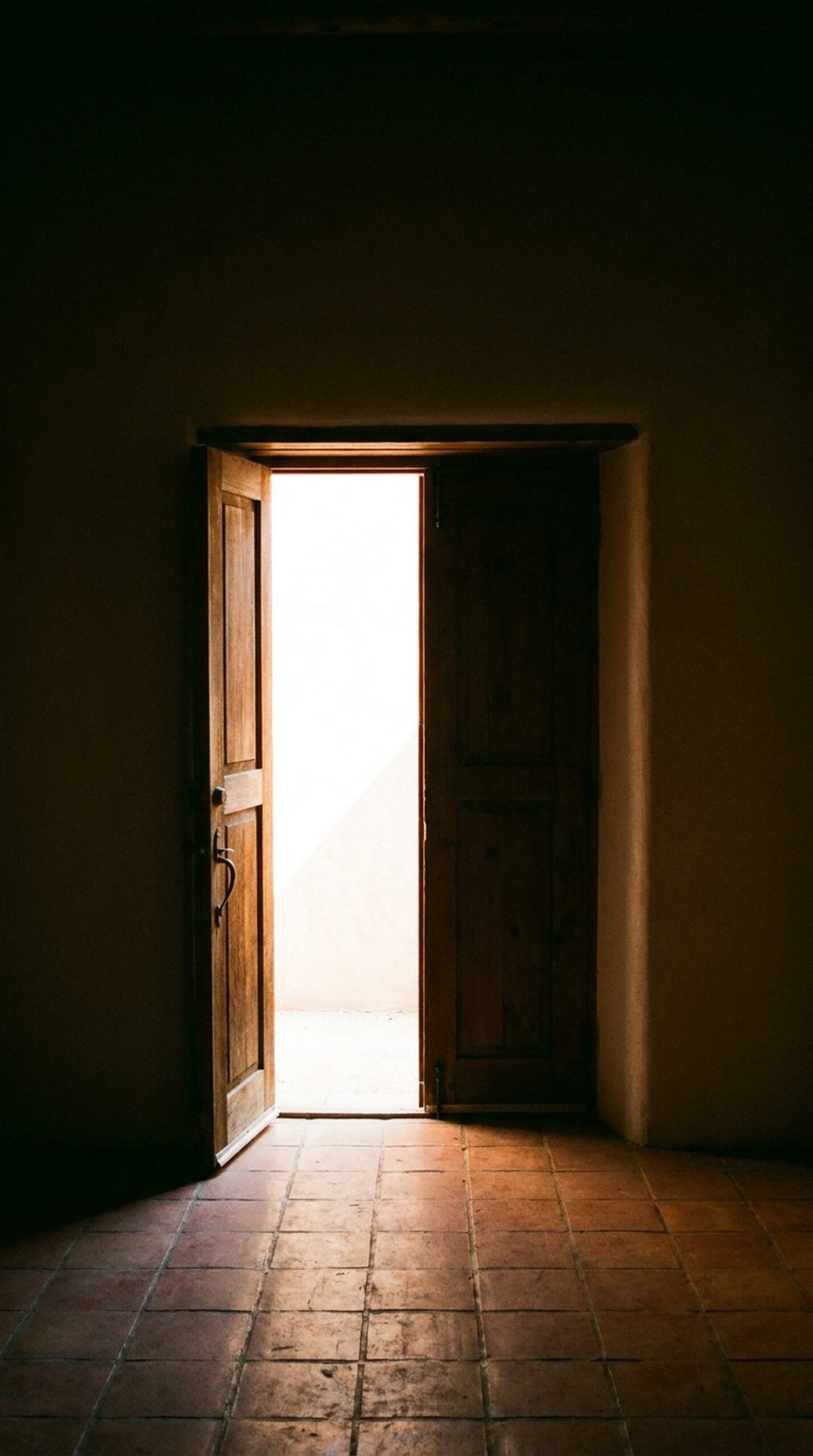 Luz entrando por una puerta abierta